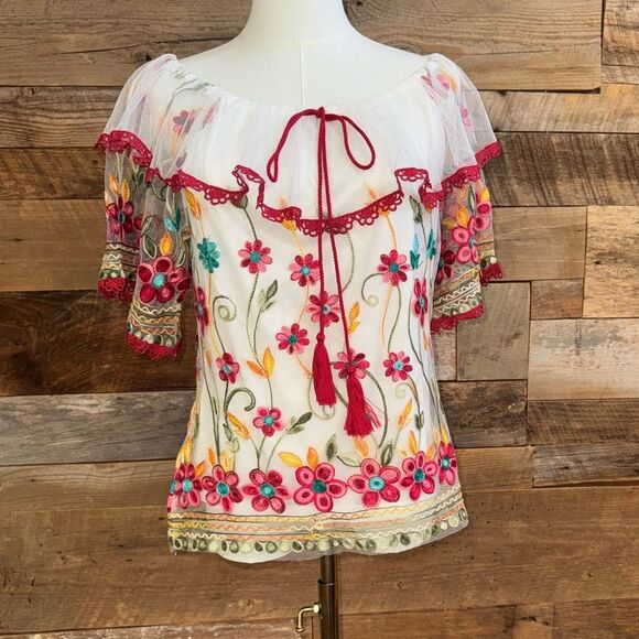 Pastel lined top Overlay embroidered floral
Tule overlay collar Flutter sleeve - Picture 1 of 11
